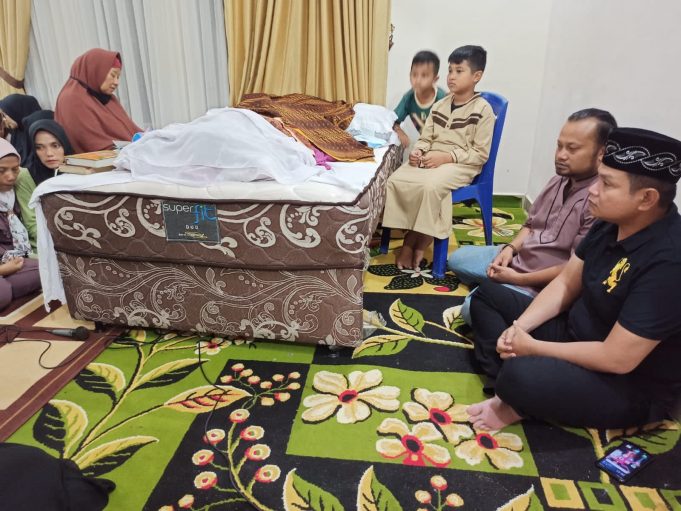 Kapolres & Ketua Bhayangkari Cabang Kotamobagu Melayat Duka Serta Turut Doakan Almarhumah Diganjar Jannah