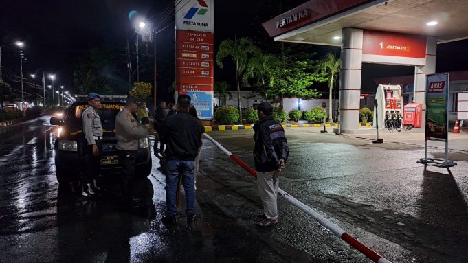 Polsek Kotamobagu Aktif Lakukan Penertiban Antrian Kendaraan di SPBU Matali