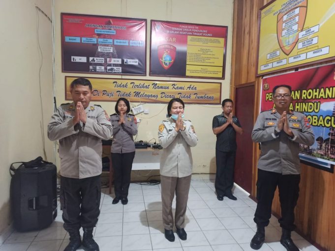 Kasi Humas IPTU Dewa G. Dwiadyana Pimpin Persembahyangan Umat Hindu Polres Kotamobagu