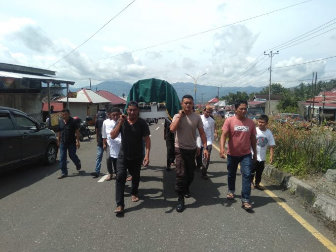 Bermasyarakat, Bripka Eko Selalu Libatkan Diri Dalam Setiap Kegiatan Warga di Desanya