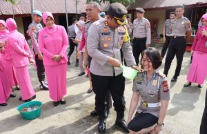 Jadi Kado Akhir Tahun, Kapolres Kotamobagu Pimpin Upacara Kenaikan Pangkat 37 Personil