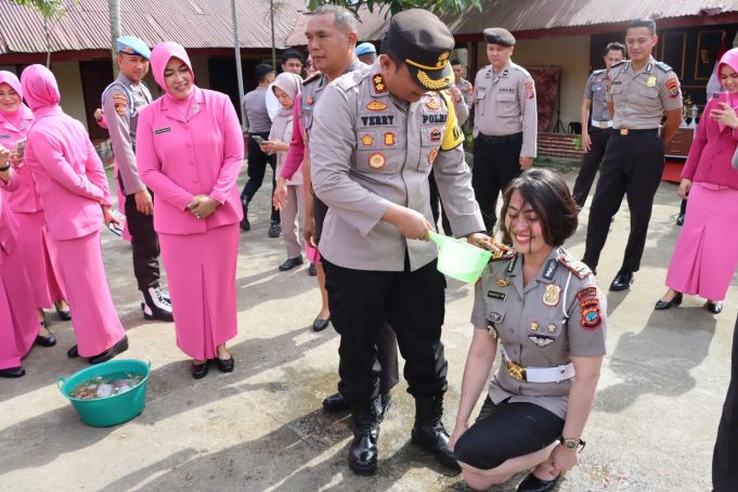 Jadi Kado Akhir Tahun, Kapolres Kotamobagu Pimpin Upacara Kenaikan Pangkat 37 Personil