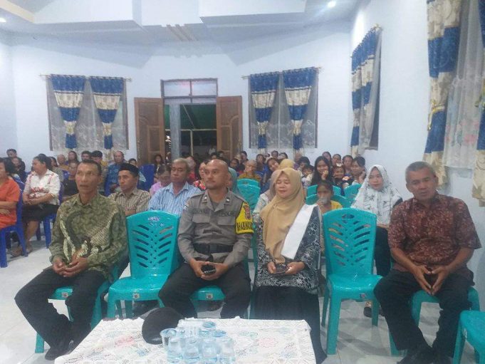 Perayaan Natal Oikumene Desa Tungoi II, Bhabinkamtibmas Polres Kotamobagu Melaksanakan Sambang