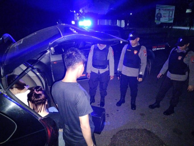 Asik Tenggak Miras, Sekelompok Pemuda Ditindak Oleh Tim Resmob Polres Kotamobagu Saat Patroli