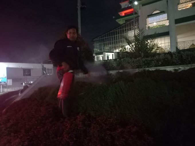 Percikan Api Yang Terjadi di Masjid Baitul Makmur Langsung Dipadamkan Personil Polres Kotamobagu