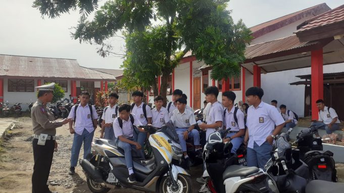 Lakukan Binluh di Sekolah, Kanit Lantas Polsek Kotamobagu Imbau Pelajar Tertib Berlalu Lintas