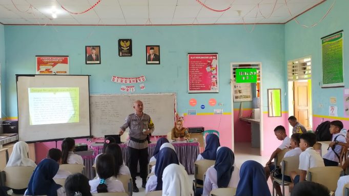 Melalui Door To Door Sistem, Para Bhabinkamtibmas Polsek Lolayan Berikan Sosialisasi di Sekolah-Sekolah.