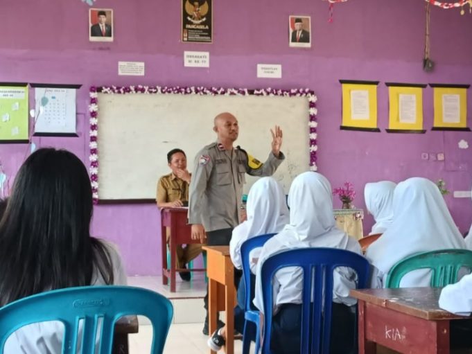 Selamatkan Generasi Muda, Bhabinkamtibmas Polsek Lolayan Sosialisasi Bahaya Narkoba di SMP Negeri 4 Lolayan.