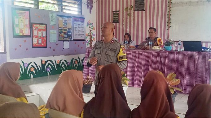 Bersama Lindungi Anak, Bhabinkamtibmas Polsek Lolayan Gelar Sosialisasi Ke Sekolah.