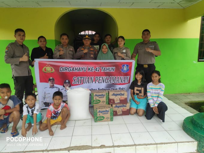 Rayakan HUTnya Yang Ke- 42, Sat Binmas Bersama Satpam Gelar Baksos di Dua Panti Asuhan