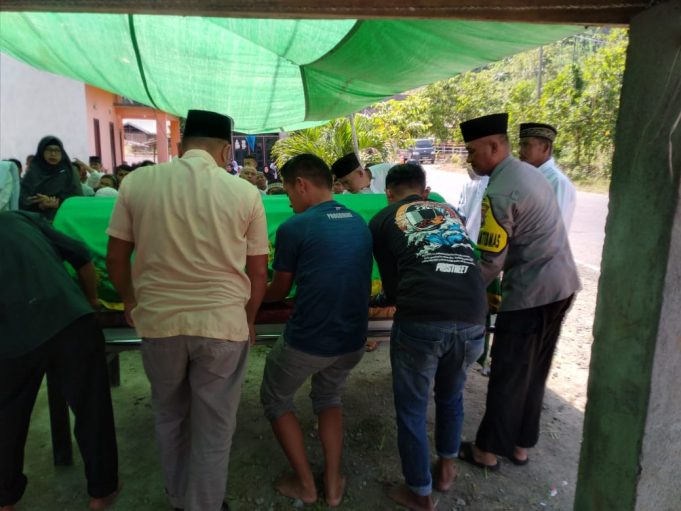 Bhabinkamtibmas Aipda Darwis, Lakukan Sambang Duka Kepada Warga Desa Tungoi I