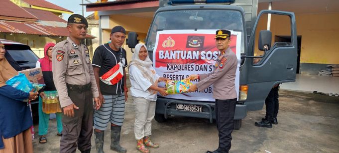 Ringankan Beban Korban Banjir Manado, Polres Kotamobagu Serahkan Bantuan Kepada Warga Terdampak