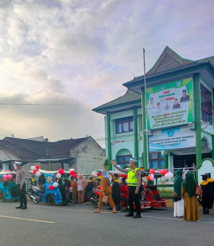 Kanit Turjawali Berikan Pengamanan Pawai Wisudahan Santri Oleh Kementrian Agama Kotamobagu