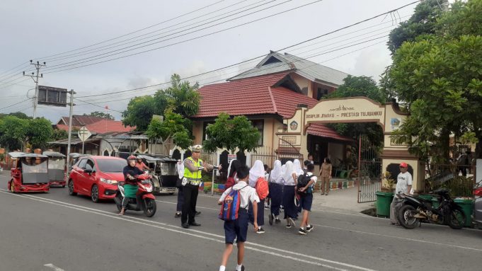 Kanit Lantas Polsek Kotamobagu & Personil Laksanakan Pengaturan Arus Lalin di SMP N 2 Kotamobagu