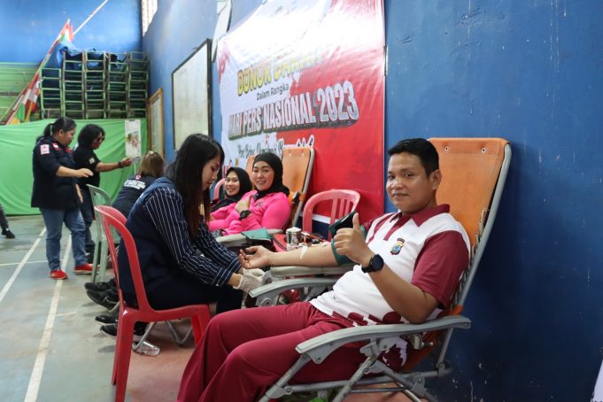 Laksanakan Donor Darah, Kapolres Kotamobagu & Ketua Bhayangkari Turut Meriahkan Hari Pers Nasional