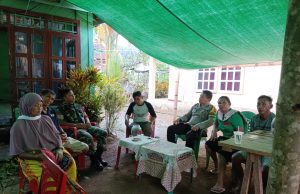 Tunjukkan Empati, Bhabinkamtibmas & Babinsa Melayat Ke Rumah Duka di Desa Lobong