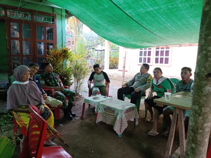 Tunjukkan Empati, Bhabinkamtibmas & Babinsa Melayat Ke Rumah Duka di Desa Lobong