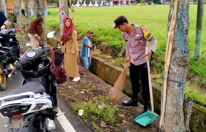 Bhabinkamtibmas Pobundayan Aktif Bersama Perangkat Kelurahan Bersihkan Lingkungan Hadapi Penilaian Adipura Tahun 2023