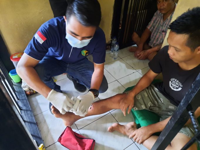 Seksi Dokkes Polres Kotamobagu Rutin Check Kondisi Kesehatan Tahanan Secara Menyeluruh