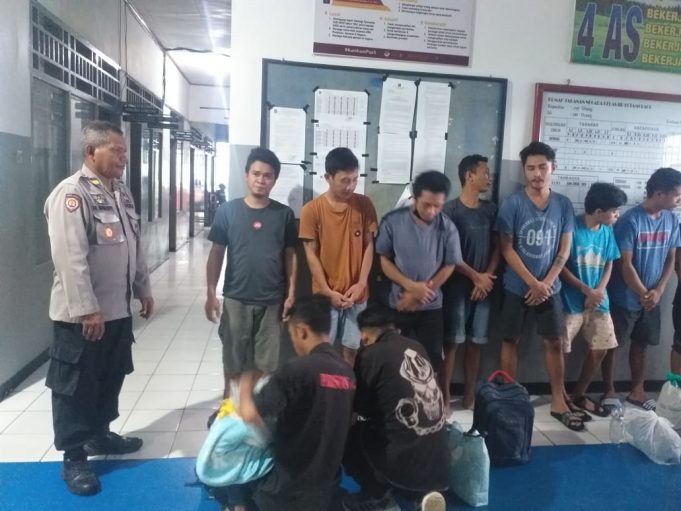 KBO Reskrim Bersama Kasat Tahti Lakukan Pemindahan 10 Tahanan Dari Rutan ke Lapas