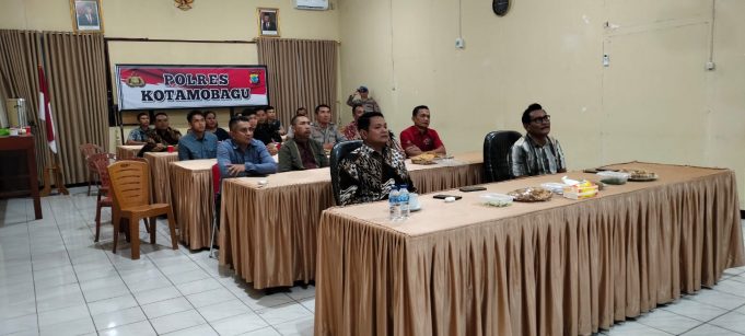 Meriahkan Pagelaran Wayang Kulit Kapolres Kotamobagu Bersama Jajaran Gelar Nonton Bareng