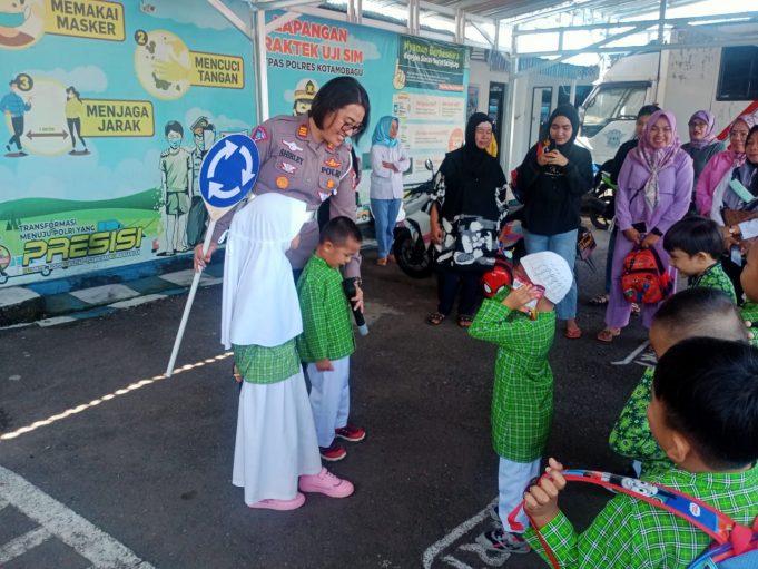 Sat Lantas Polres Kotamobagu Berikan Pengenalan “Lalu Lintas” Sejak Dini Kepada Anak-anak TK