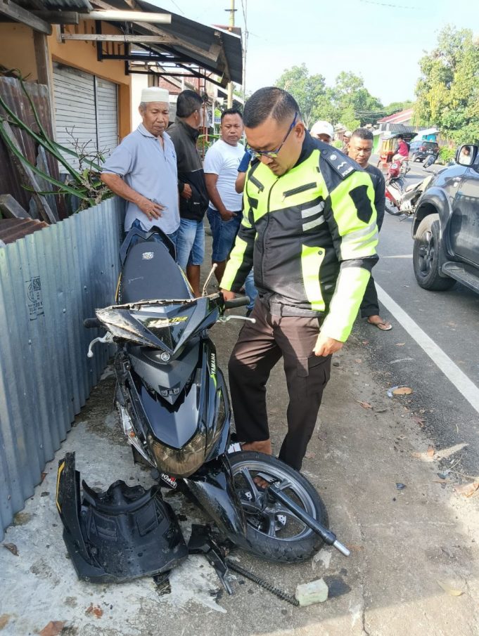 Sat Lantas Bantu Evakuasi Korban Kecelakan Lalu Lintas Siswa MAN 1 Kotamobagu
