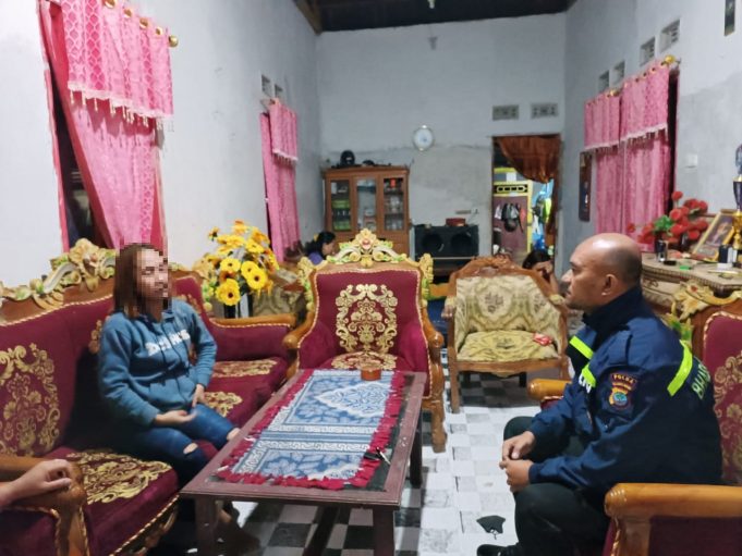 Tindak Lanjuti Laporan Warga, Bhabinkamtibmas Desa Tungoi Dampingi Proses Damai KDRT