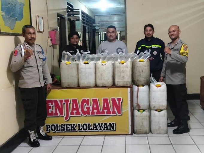 Cipta Kondisi Jelang Lebaran, Polsek Lolayan Berhasil Amankan 9 Gelon dan 17 Kantong Plastik Miras.