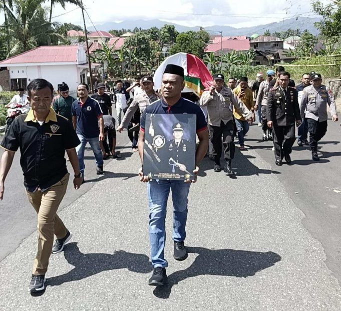Suasana Haru Hantarkan Alm. IPDA Isra Makoya Untuk Dimakamkan, SDB 2002 Kompak Melayat Duka