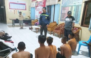 Kompak!, Bhabinkamtibmas bersama Linmas & Ketua Karang Taruna Kelurahan Molinow bubarkan pesta Miras
