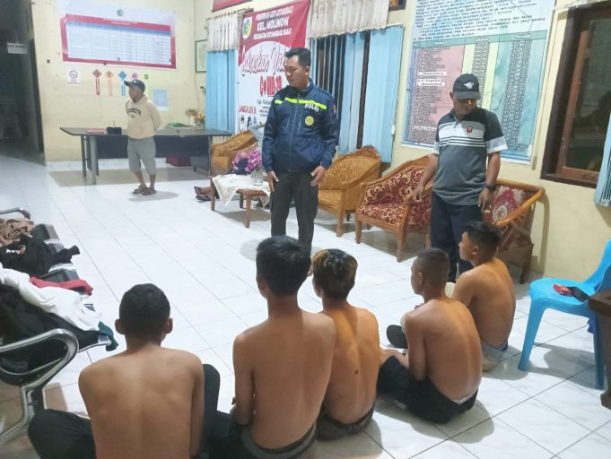 Kompak!, Bhabinkamtibmas bersama Linmas & Ketua Karang Taruna Kelurahan Molinow bubarkan pesta Miras