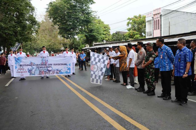 Kapolres Kotamobagu bersama Dandim 1303 Bolmong dampingi Walikota melepas Kirab Pemilu tahun 2024