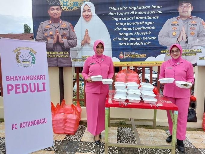 Jelang Berbuka Puasa, Pengurus Bhayangkari Cabang Kotamobagu Bagikan Takjil Kepada Warga