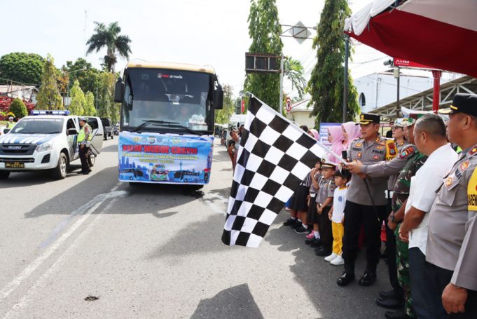 Kapolres Kotamobagu AKBP Dasveri Abdi, SIK Lepas Peserta Balik Mudik Gratis Polda Sulut
