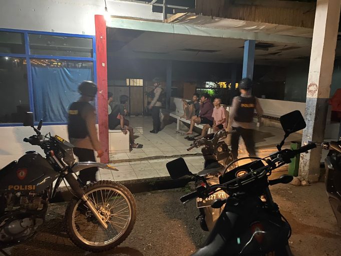 Diluar Jam Operasional, Tim Patroli Ranmor R2 Bubarkan Sekelompok Pemuda di Terminal Bonawang
