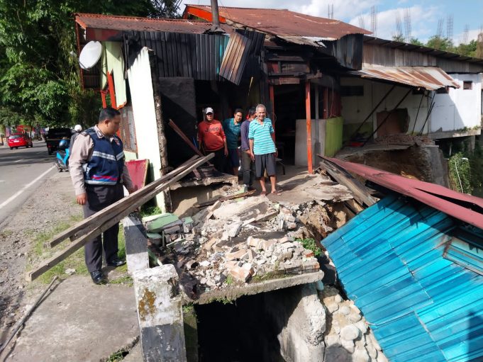 Bantu Evakuasi, Personil Polsek Kotamobagu Datangi Lokasi Longsor di Mogolaing