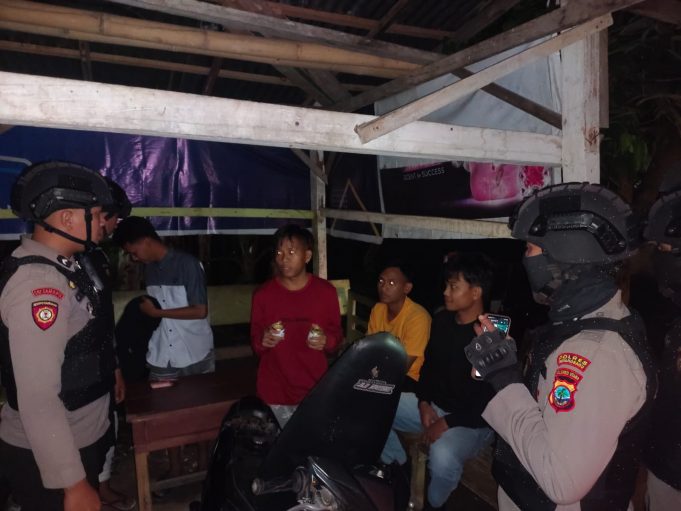 Tim Patroli R2 Samapta Polres Kotamobagu Bubarkan Remaja Hirup Ehabond
