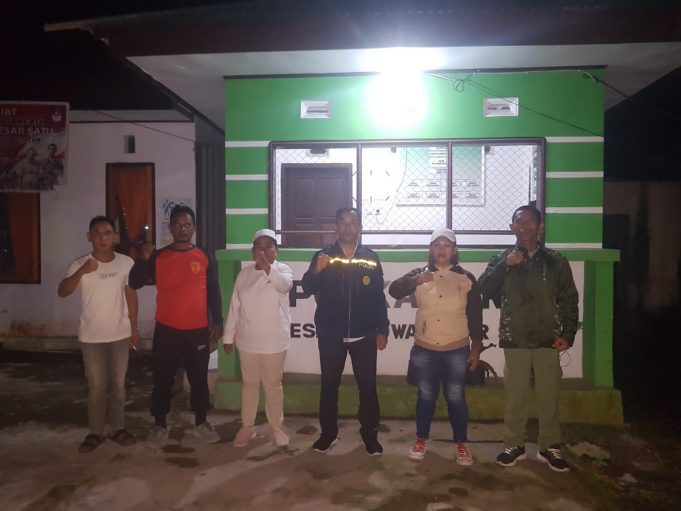 Jaga Keamanan Warga, Bhabinkamtibmas Desa Poyawa Besar Sambangi Pos Kamling Linmas