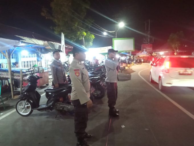 Turut Amankan Jalur di Depan Pasar Ramadhan Kampung Baru, Tim Presisi Lakukan Pengaturan Lalu Lintas