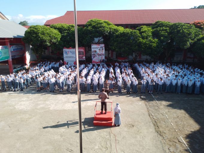 Seksi Hukum Polres Kotamobagu Pimpin Upacara di SMA N 1 Kotamobagu Sekaligus Berikan Imbauan Terkait Bahaya Narkotika
