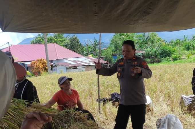 Kasat Binmas & Personil Binmas Polres Kotamobagu Sambangi Para Petani Untuk “Curhat” di Areal Persawahan