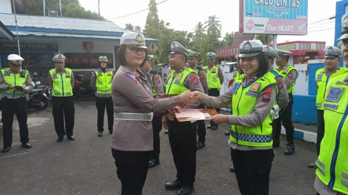 Usai Apel Pagi Strong Point Sat Lantas Berikan Reward Kepada Personil
