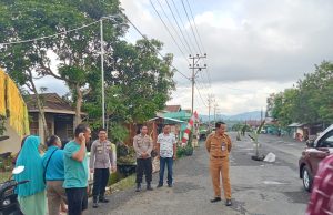 Kapolsek Kotamobagu Utara Bersama Lurah Upai Bersihkan Jalan Setelah Ditanamai Pohon Pisang Oleh Masyarakat