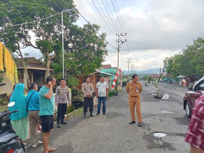 Kapolsek Kotamobagu Utara Bersama Lurah Upai Bersihkan Jalan Setelah Ditanamai Pohon Pisang Oleh Masyarakat