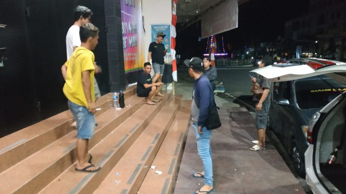 Tim Resmob Menindak-lanjuti Laporan Warga Terkait Konsumsi Miras di Kompleks Pertokoan