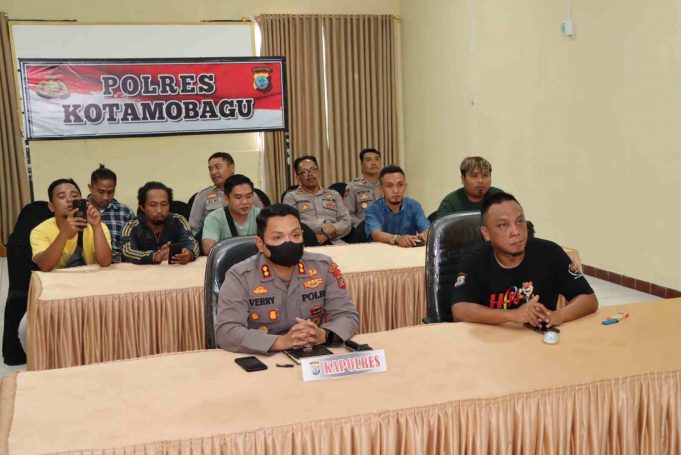 Kapolres Kotamobagu Didampingi Ketua PWI, Mengikuti Zoom Meeting Tentang Kemerdekaan Pers & Perlindungan Jurnalis