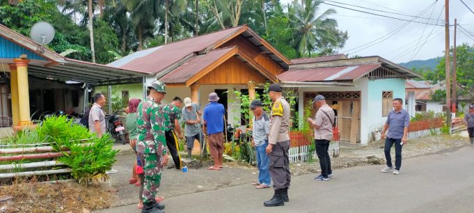 Bhabinkamtibmas Bersama Bhabinsa Dampingi Penertiban Meteran Air PDAM di Desa Poopo