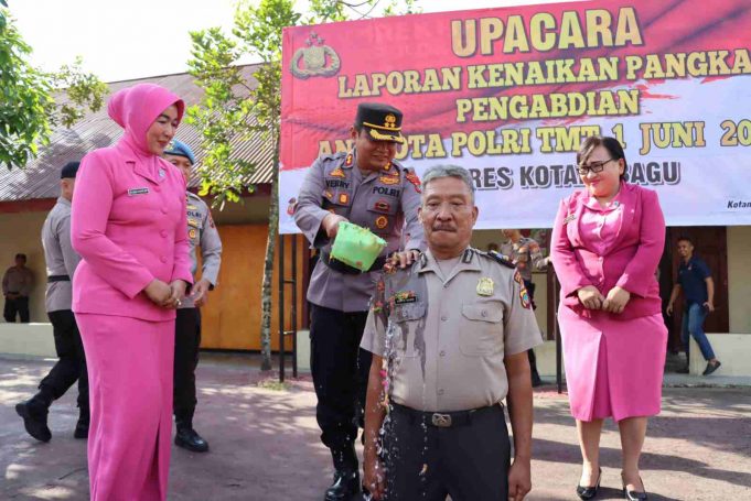 Karir Tanpa Cacat & Memperoleh Kenaikan Pangkat Pengabdian Dari AKP ke KOMPOL, Philep J. Mende Diapresiasi Kapolres Patut Jadi Teladan