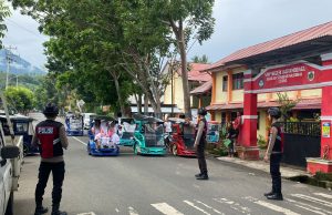 Tingkatkan Pengamanan, Tim Ranmor R2 Samapta Laksanakan Pengaturan Lalu Lintas di Depan SMP N 1 Kotamobagu